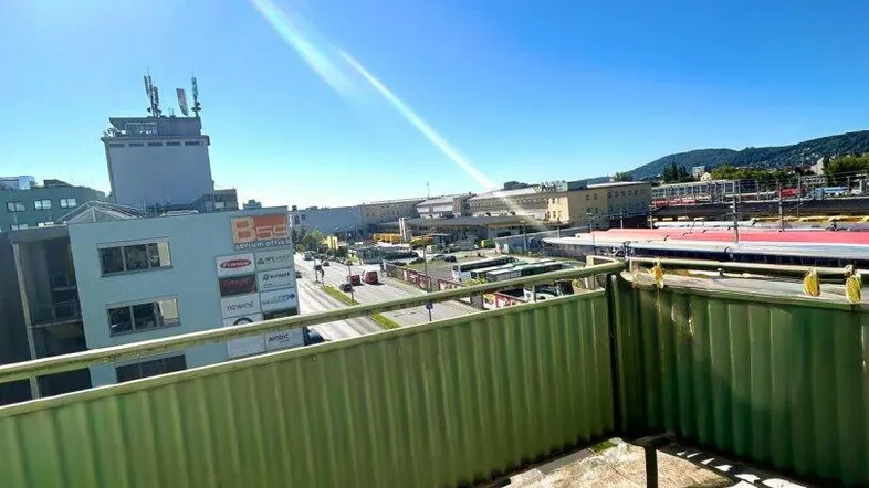 HIGHLIGHT I 4. STOCK MIT LIFT I RENOVIERT I MODERNE DUSCHE I TOP-AUSGESTATTETE KÜCHE I ZENTRAL &amp; NÄHE BAHNHOF I HAUSTIERE WILLKOMMEN I STILVOLLES WOHNEN I DURCHDACHTER GRUNDRISS I PROJEKT WOHNEN