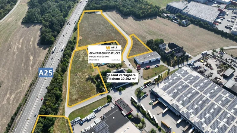 Luftaufnahme von Gewerbegrundstücken neben der Autobahn A25, mit hervorgehobenen verfügbaren Flächen.