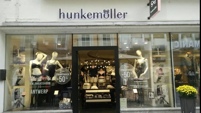 Vorderansicht des Hunkemöller Geschäfts mit Schaufenstern und großen Rabattschildern.