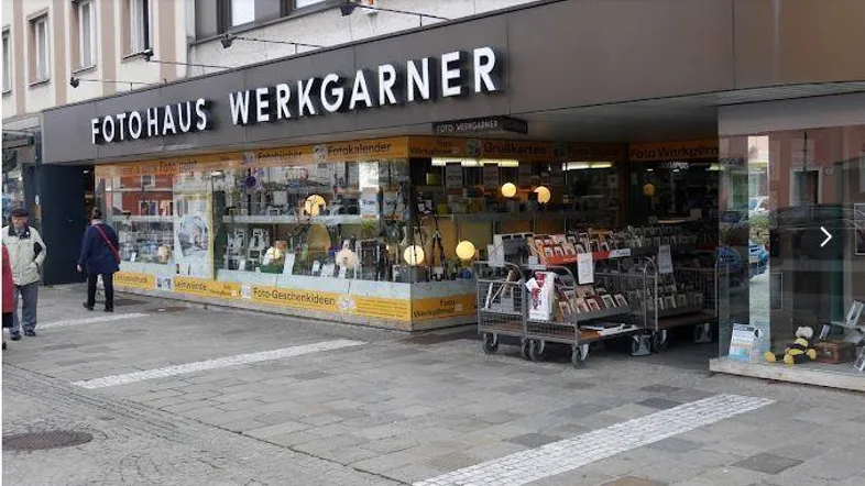 Die Fassade des Fotohauses Werkgarner mit großen Schaufenstern und Auslagen auf dem Bürgersteig.