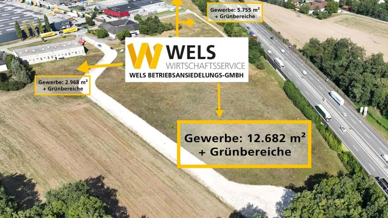 Luftaufnahme eines Gewerbegebiets neben einer Autobahn mit Flächenangaben und Firmenlogo.