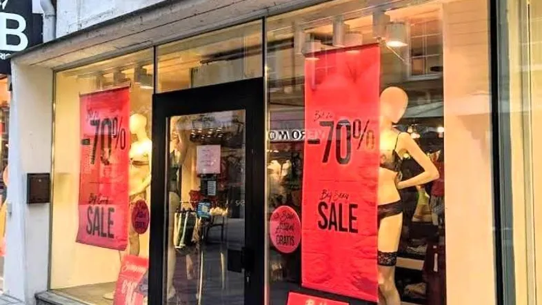Vorderansicht eines Hunkemöller-Geschäfts mit Schaufenstern, Mannequins und roten Sale-Schildern.