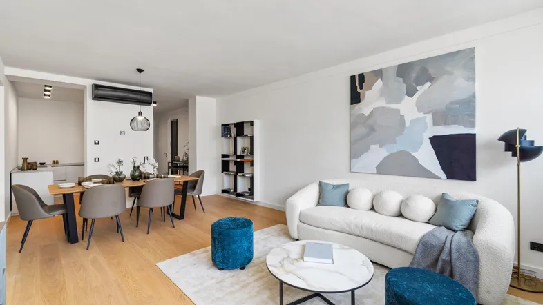 Modernes, offenes Wohn- und Esszimmer mit hellem Parkettboden und stilvoller Einrichtung.