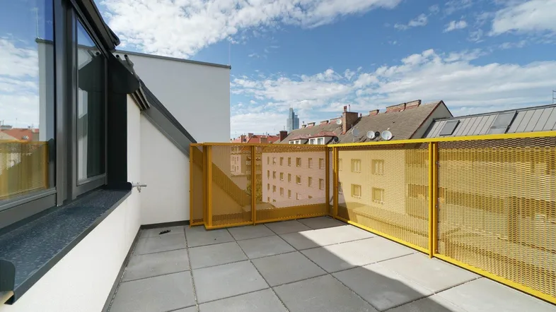 Geräumige Dachterrasse mit modernen gelben Geländern und Blick auf die Stadt.