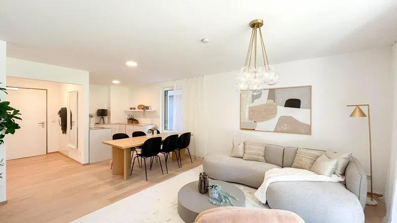 Helles, offenes Wohn- und Esszimmer mit modernem Design und Holzboden.