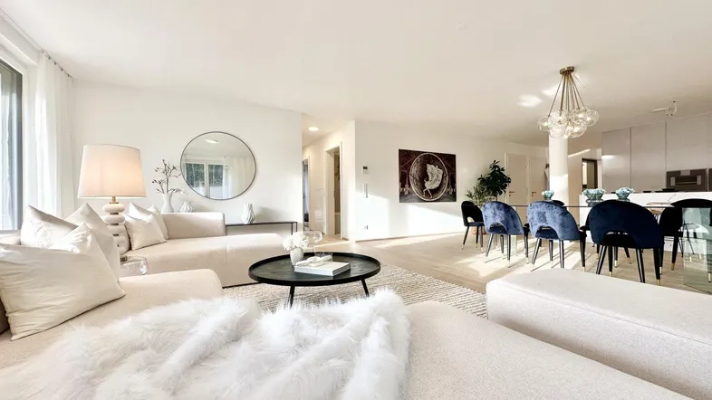 Helles, offenes Wohn- und Esszimmer mit modernem Design und bequemen Sitzgelegenheiten.