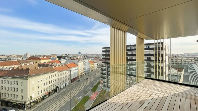 Geräumiger Balkon mit Holzboden und Glasgeländer bietet einen weiten Blick über die Stadt.