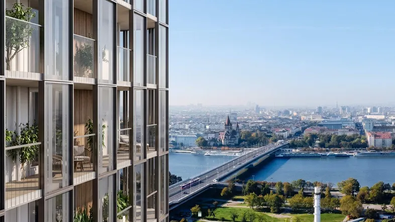 Moderne Hochhausfassade mit Glasbalkonen und weitem Blick über die Stadt und den Fluss.