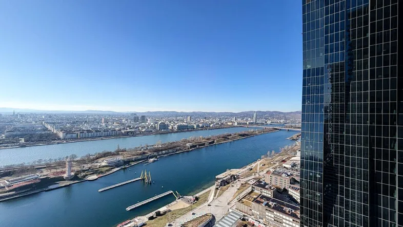Panoramablick über die Donau und die Stadt Wien von einem Hochhaus aus.