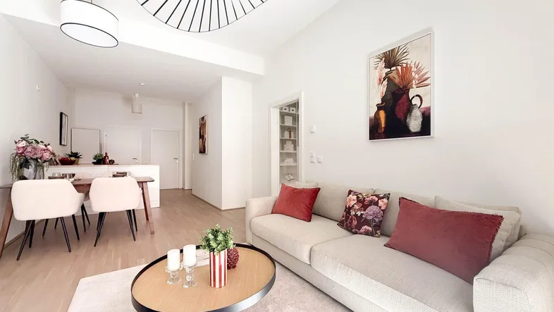 Helles, offenes Wohn- und Esszimmer mit modernem Design und Holzboden.