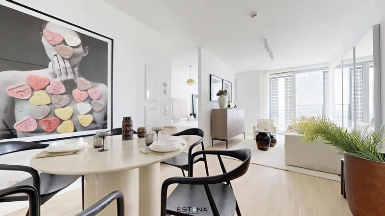 Heller, offener Wohn-Essbereich mit modernem Design, Holzboden und großem Fenster mit Stadtblick.