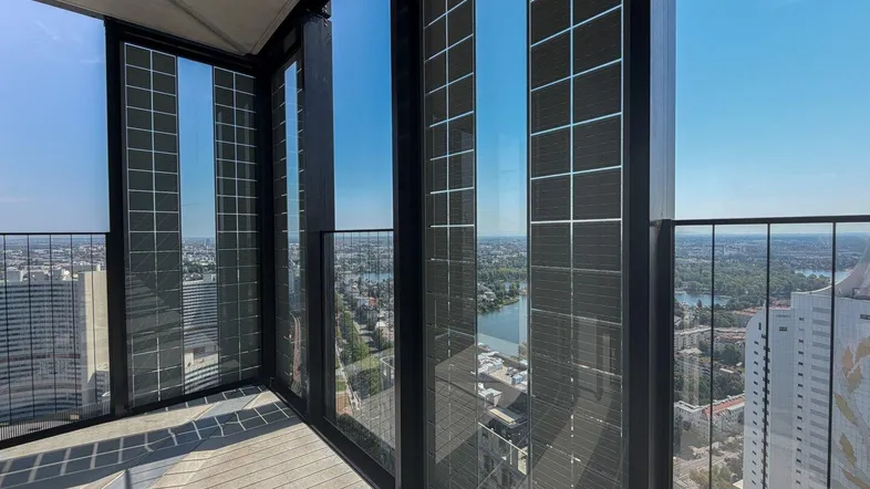 Geräumiger Balkon mit atemberaubendem Stadt- und Seeblick sowie modernen Glaspaneelen und Fliesenboden.