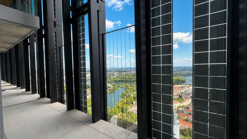 Moderne Loggia mit beeindruckendem Stadt- und Flussblick, umgeben von grünen Landschaften.