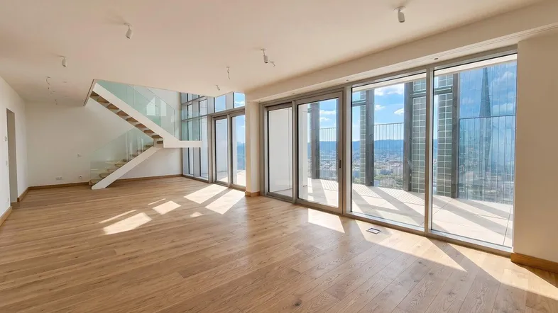 Heller, offener Wohnbereich mit Eichenparkett, moderner Treppe und Panoramablick auf die Stadt.
