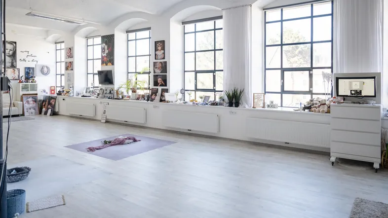 Heller, offener Raum mit großen Fenstern, hohen Decken und viel Tageslicht, ideal als Fotostudio oder Büro.