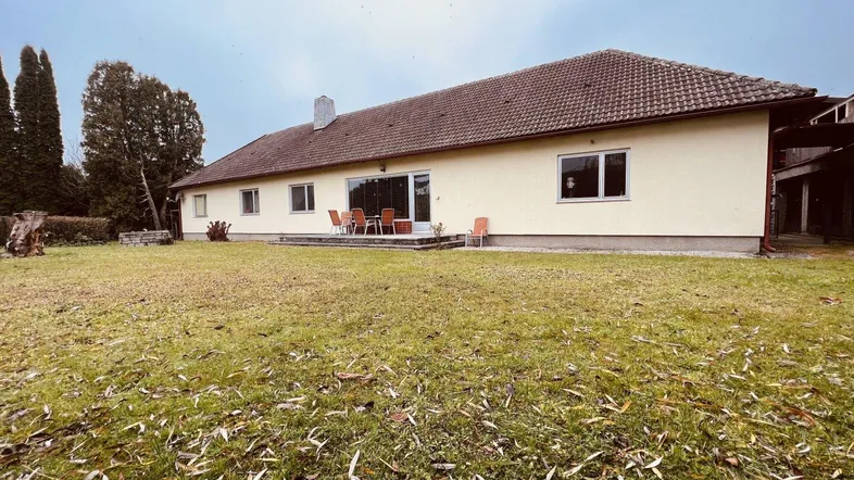 Großzügiger Gartenbereich hinter dem Haus mit Rasenfläche und einer Terrasse für entspannte Stunden im Freien.