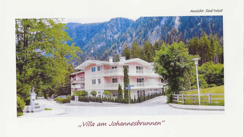 Attraktive Villa mit mehreren Balkonen und beeindruckendem Bergblick in einer grünen Umgebung.