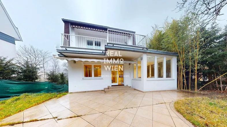 Modernes Einfamilienhaus mit Balkon, Terrasse und gepflegtem Vorgartenbereich.