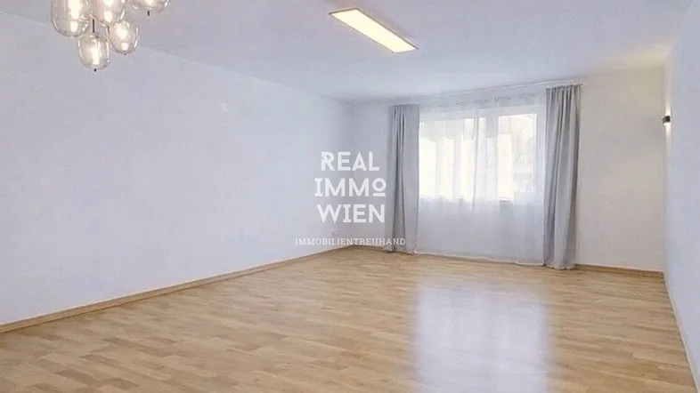 Heller, leerer Raum mit Parkettboden und großen Fenstern, bereit zur individuellen Gestaltung.