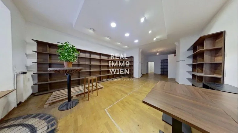 Großer offener Raum mit Holzregalen und Holzboden, ideal für ein Geschäft oder Büro.