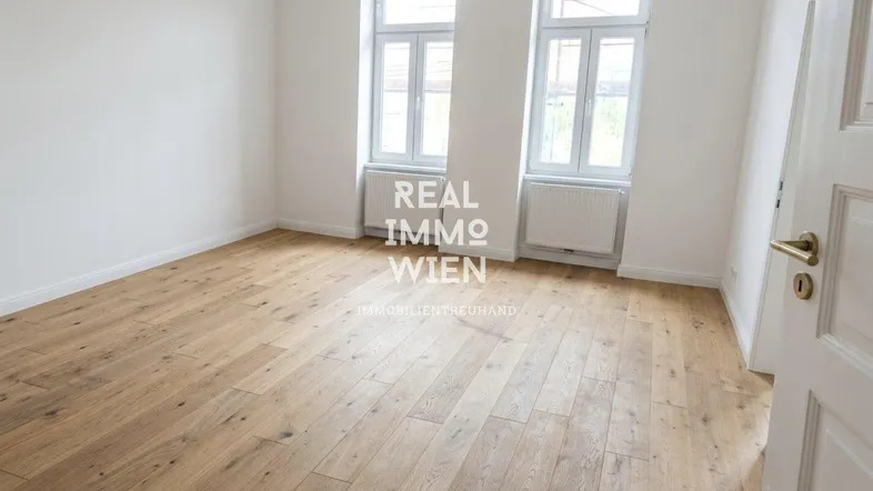 Helles Zimmer mit Holzboden und weißen Wänden, bereit zur individuellen Gestaltung.
