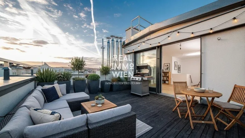 Geräumige Dachterrasse mit bequemen Loungemöbeln, Grillbereich und weitem Blick über die Stadt.