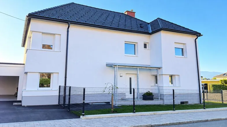 Modernes Einfamilienhaus im Sonnenlicht