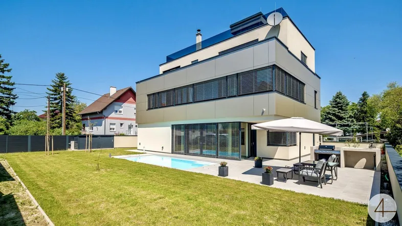 Modernes Haus mit gepflegtem Garten, kleinem Pool und sonniger Terrasse für entspannte Stunden im Freien.