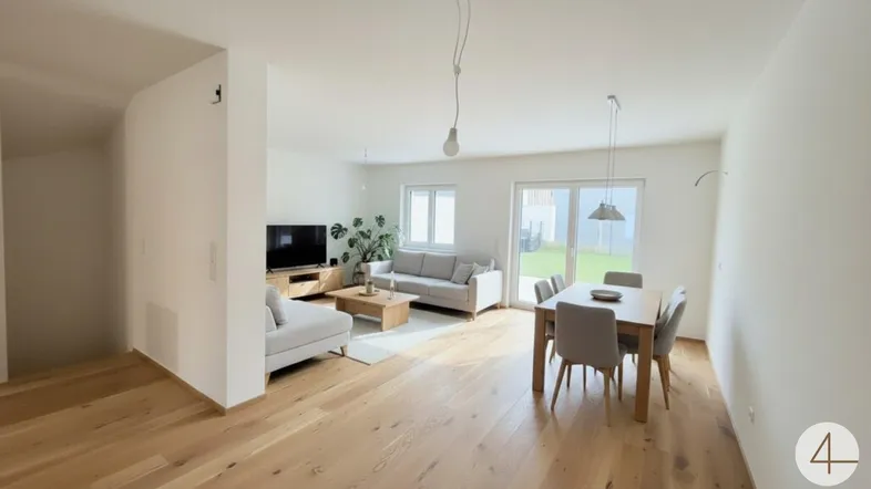 Geräumiger Wohn- und Essbereich mit hellem Holzboden und großen Fenstern zum Garten.