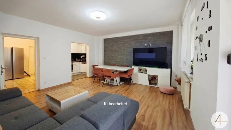 Heller Wohn- und Essbereich mit modernem Sofa, Esstisch und offener Verbindung zur Küche.