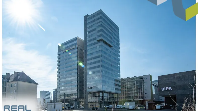 Moderne Hochhäuser mit Glasfassaden unter strahlendem Sonnenschein, umgeben von städtischer Architektur.
