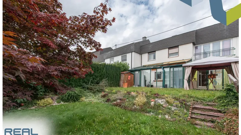 Garten mit Blick auf das Haus