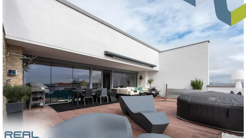 Große Dachterrasse mit Holzboden, Loungemöbeln und Whirlpool, ideal zum Entspannen im Freien.