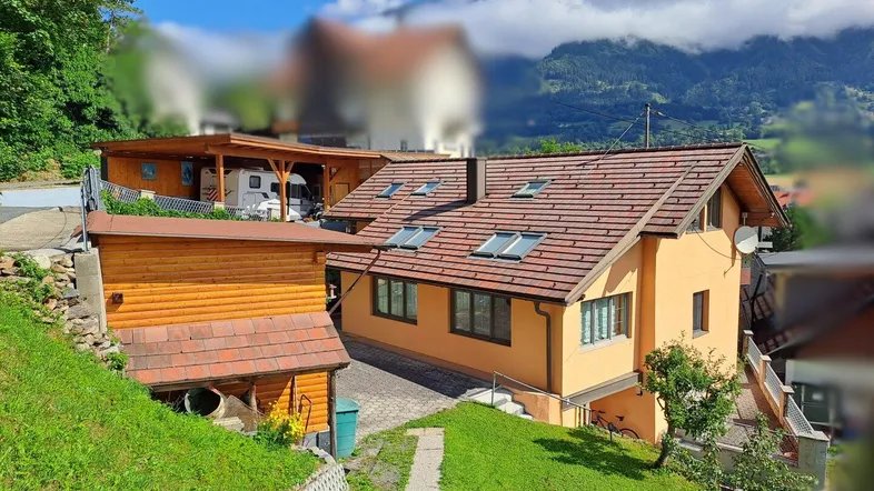 Südöstliche Ansicht mit Blick auf die gesamte Liegenschaft
