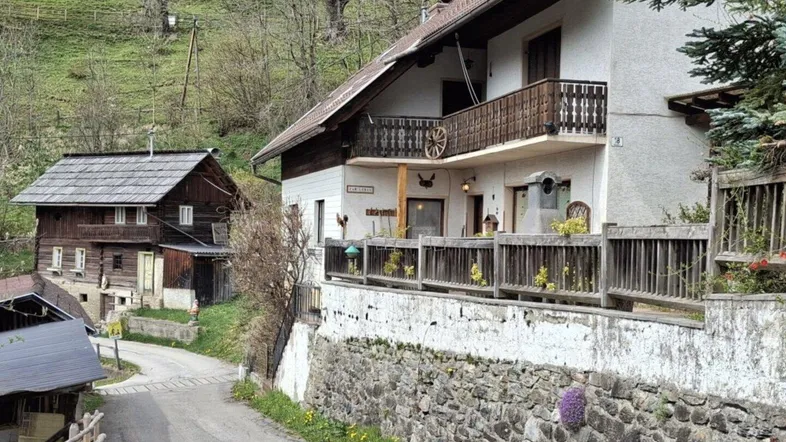 Schuppen (links) und Haupthaus (rechts).
