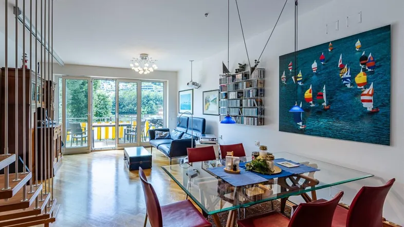 Wohnraum-Essraum mit Zugang Balkon 2.OG. Stiege Obergeschoß.