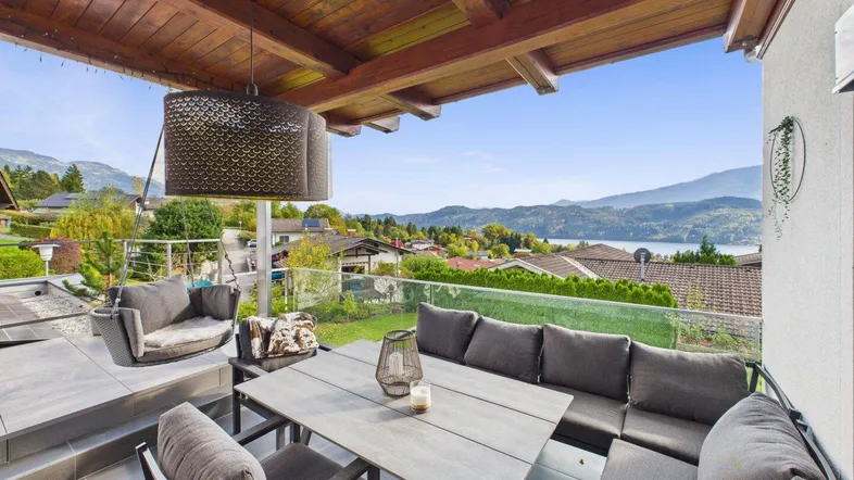 Süd-Terrasse mit Blick auf den See.