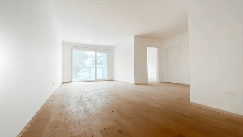 Wohnzimmer mit offener Küche und Zugang Loggia