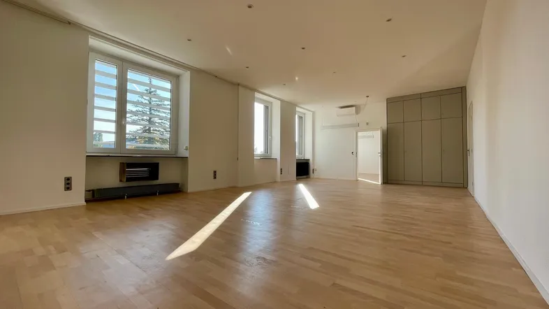 Großes straßenseitiges Bürozimmer