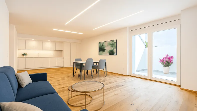 Moderner offener Wohn-Essbereich mit integrierter Küche, Holzboden und Zugang zur Terrasse.