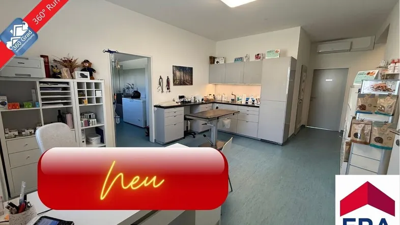 Moderner Empfangsbereich mit Arbeitsplätzen und Schränken, ideal für eine Praxis oder ein Büro.