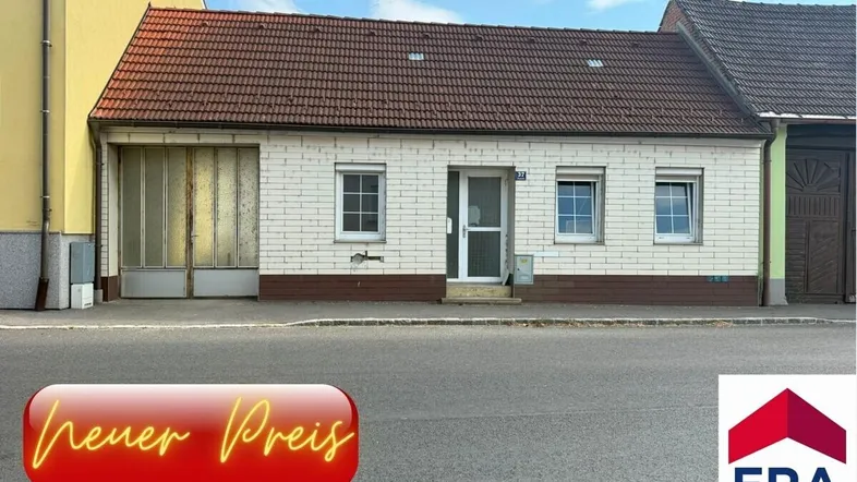 Vorderansicht eines Einfamilienhauses mit Ziegeldach und Garage von der Straße aus.