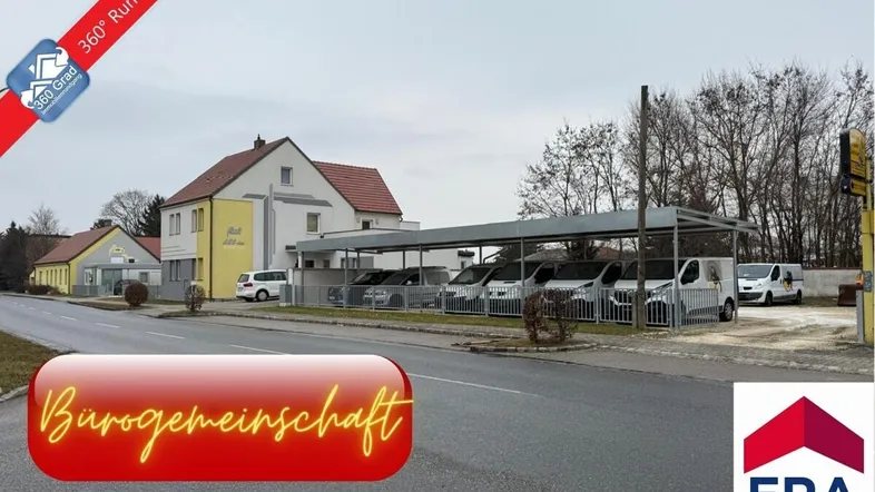 Außenansicht des Gebäudes mit Parkplätzen und Carport, umgeben von Bäumen und einer Straße.
