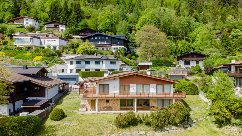 Großzügiges Haus am Hang mit Bergblick und umliegender Natur.