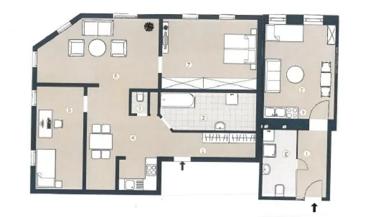 Grundriss einer Wohnung mit offenem Wohnbereich, mehreren Zimmern und zwei separaten WCs.