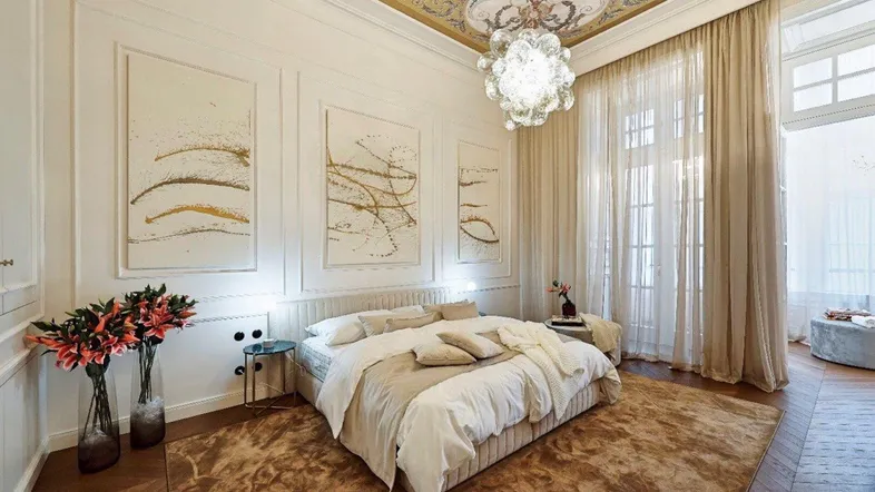 Elegantes Schlafzimmer mit aufwendig verziertem Deckenfresko, Parkettboden und großen Fenstern.