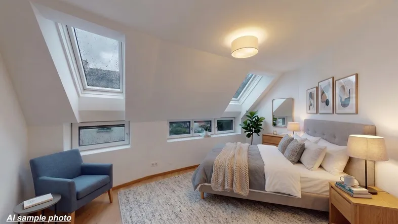 Helles Schlafzimmer im Dachgeschoss mit schrägen Wänden, Dachfenstern und modernem Mobiliar.