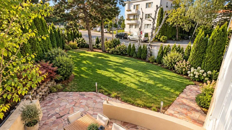 Geräumige Terrasse mit Essbereich und Blick auf den gepflegten Garten und die Umgebung.
