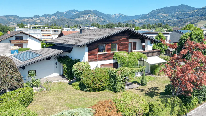 Großzügiges Einfamilienhaus mit gepflegtem Garten und Bergblick in sonniger Lage.