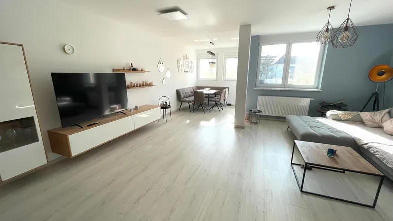 Helles, offenes Wohn- und Esszimmer mit modernem Interieur und viel Tageslicht.
